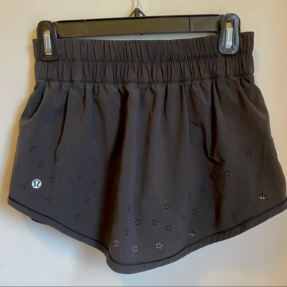 Lululemon Breeze By Skirt (skort) w/ laser cut flower detail, Size 4